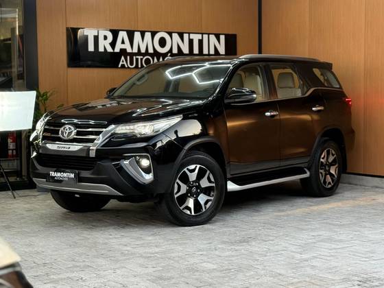 TOYOTA HILUX SW4 2.8 SRX DIAMOND 4X4 7 LUGARES 16V TURBO INTERCOOLER DIESEL 4P AUTOMÁTICO TOYOTA HILUX SW4 2.8 SRX DIAMOND 4X4 7 LUGARES 16V TURBO INTERCOOLER DIESEL 4P AUTOMÁTICO